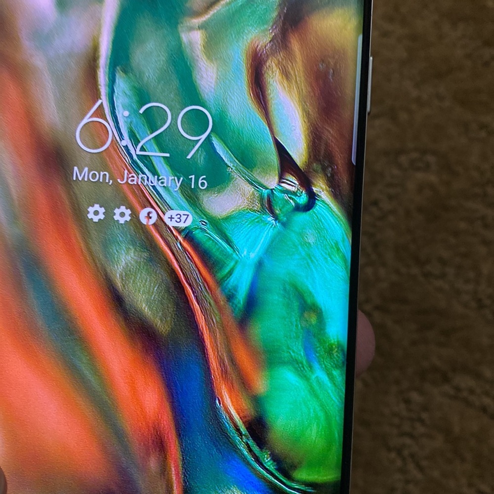 Samsung Galaxy S10 like new come with headset & charger - Picture 9 of 9
